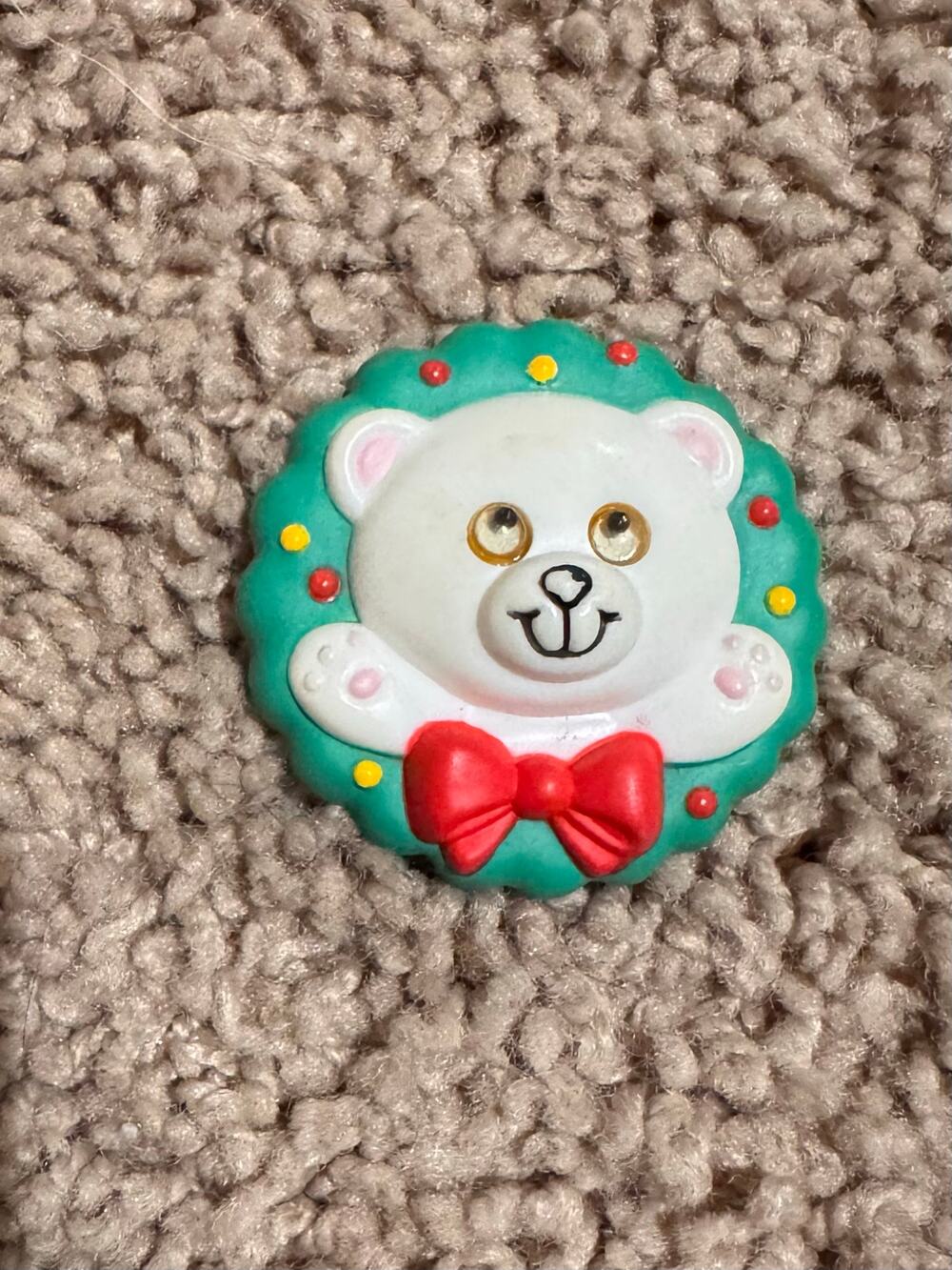 Vintage Avon Collectibles Googly Eyes Bear Holiday Wreath Pin Plastic Brooch